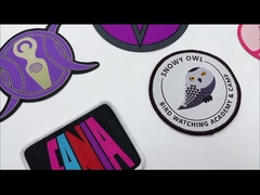 Пресса жары подпирая слипчивый утюг на вышитых заплатах для ткани бейсбола