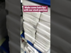 Милые дети утюжат на вышивке латают черноту Eco дружелюбную