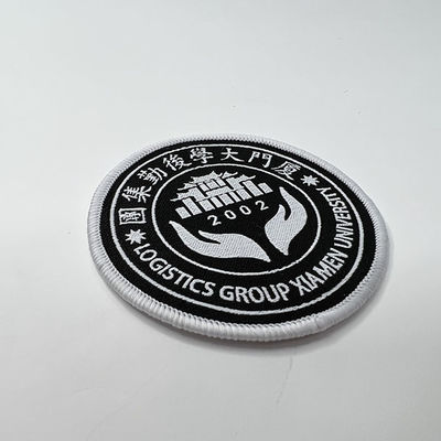 Утюг заплаты вышивки одежды университета на сплетенной границе Merrowed заплаты