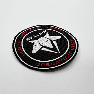 Изготовленная на заказ ткань Twill вышила утюгу значков логотипа на поддержке Washable для одежды