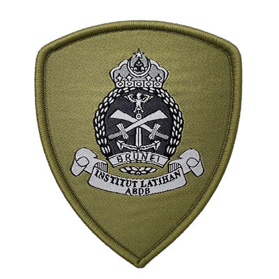 Утюг машины сплетя на сплетенной заплате куртки дружелюбного полиэстера Eco заплат изготовленной на заказ