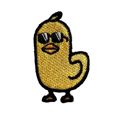 Желтый цыпленок шьет на вышитых заплатах отсутствие сжимая изготовленные на заказ заплаты одежды